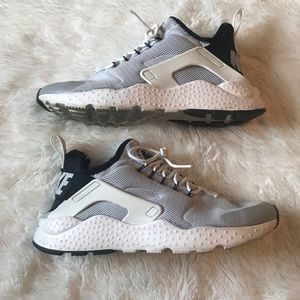 Nike Woman’s Huarache Size 7.5